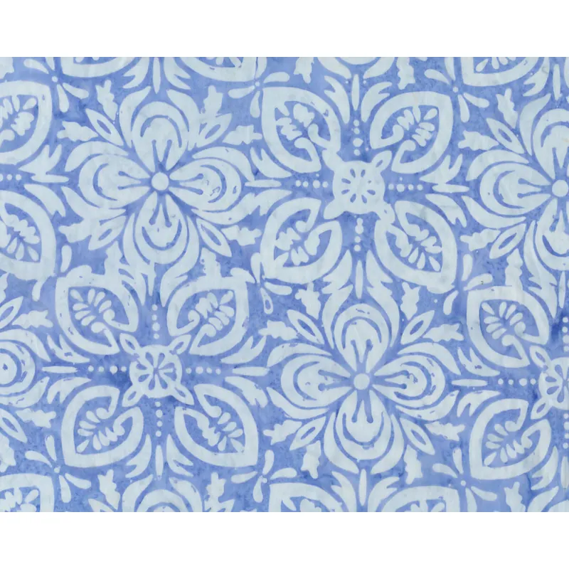 Batik-Patchworkstoff LATITUDE BATIKS, Vierblatt-Blüten, helles taubenblau-helles hellblau, Moda Fabrics