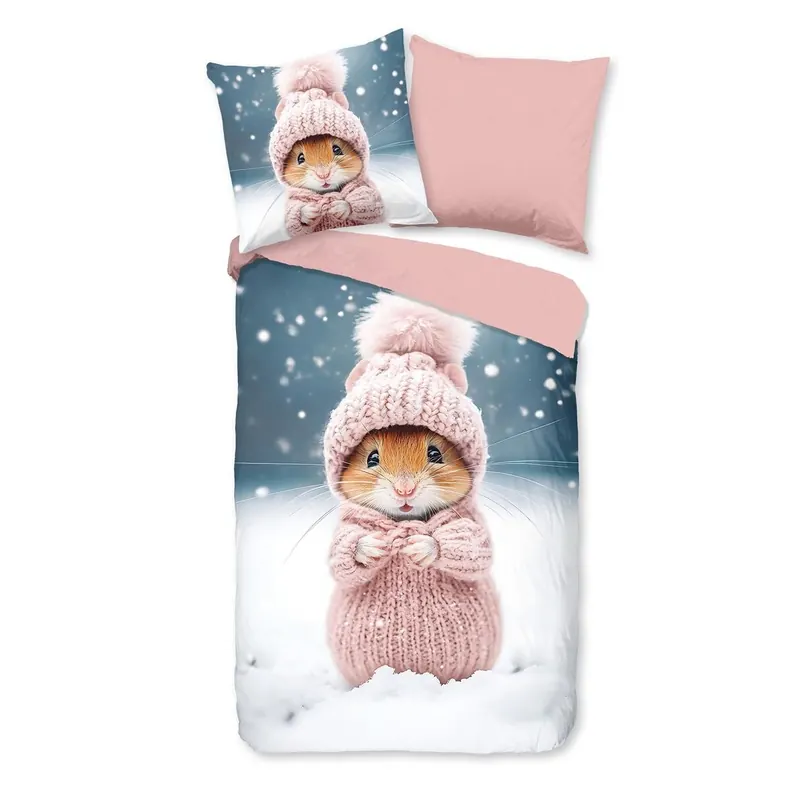 Good Morning Bettwäsche 135x200 + 1 x 80x80 cm Flanell Sofia Hamster im Strickanzug mit Mütze im Schnee rosa