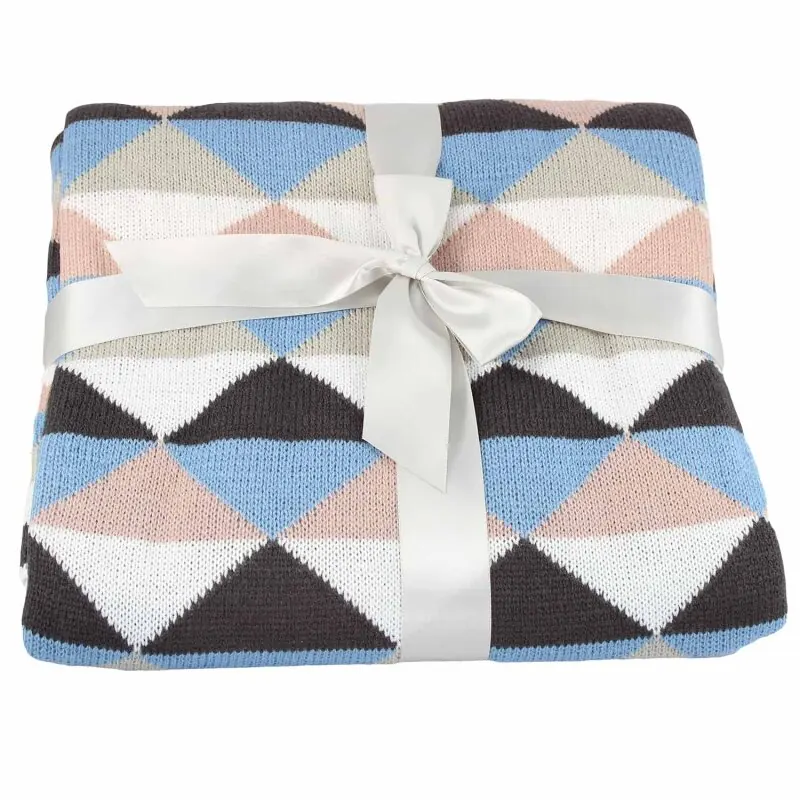 Kuscheldecke 130x160 cm – Weiche Strickdecke aus 100% Acryl, Flauschige Wohndecke mit Rautenmuster, Plaid Sofa Decke, Überwurf, Geschenk mit Schleife, Blau/Pink